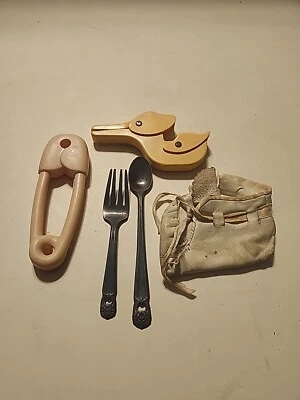 Lote de artículos de colección para bebés safty pin sonajero pato abrazadera tenedor y cuchara botín viejo Foto 1 de 4