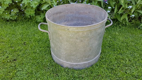 Vintage Very Heavy Duty Metal Galv Container. Great Planter/Drinks Cooler! Cover