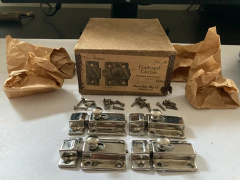 4 NOS ANTIQUE NICKEL PLATED BRASS ART DECO CABINET CUPBOARD HOOSIER LATCH LOCKS Cover