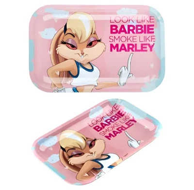 Bandeja enrollable de metal "Look Like Barbie Smoke Like Marley" dibujos animados rosa 28x18 cm