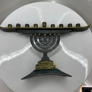 Menorá de latón vintage - Hecha en Israel - Judaica moderna de mediados de siglo - Imagen 1 de 10