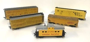 Lote de 5 Caboose Union Pacific escala HO, vagón de carga, góndola con carga, stock real - Imagen 1 de 10
