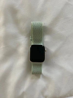 Apple Watch Series 4 40 毫米银色铝合金表壳白色运动型表带 (MU642L/A) — 第 1/2 张图片