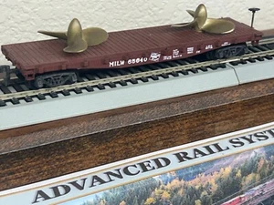 Milwaukee Road - 50ft ZWEI SCHIFFE PROPELLER auf FLACHWAGEN - HO Scale - NEU DISPLAY - Bild 1 von 7