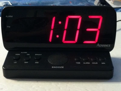 Relógio despertador Advance usado marca tudo funciona nele - Imagem 1 de 4