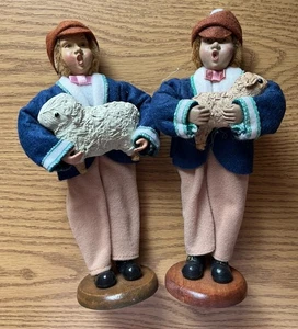 Vintage Byers Choice Holiday Christmas Carolers Jungen Lamm Schaf Figur Holzsockel - Bild 1 von 8