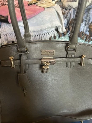 Bolso de mano BCBG negro con cierre acento dorado herrajes bolsa de trabajo Foto 1 de 4