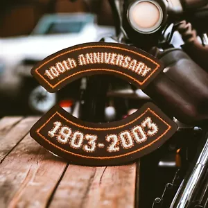 Set 2 toppe gilet motociclista ricamato 100° anniversario e 1903-2003 - Foto 1 di 5