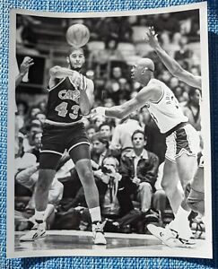 Brad Daugherty - Kareem Abdul-Jabbar - Type 1 original photo - 1989 Cavs Lakers