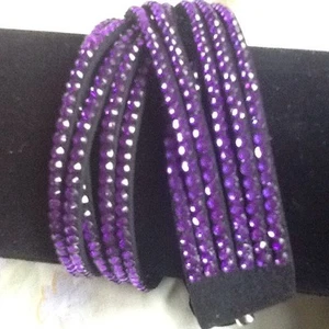 ELEGANTES KUNSTLEDER SLAKE LILA AUF SCHWARZ ARMBAND ARMBAND/HALSKETTE Geschenk Party - Bild 1 von 3