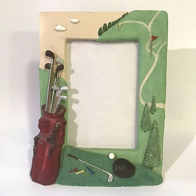 Marco de fotos deportivo 3D con palos de golf camiseta campo de pelotas árboles verde se adapta a 4" x 6"  Foto 1 de 4