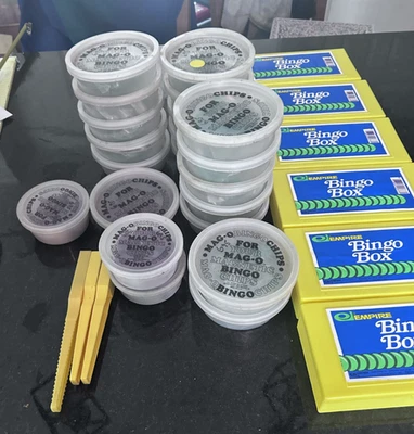 Lote de 4200+ fichas de bingo magnéticas con varitas y cajas de almacenamiento Empire - 21 tinas Foto 1 de 4
