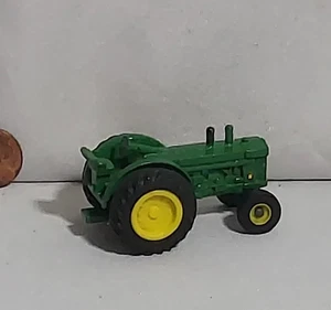 Ertl John Deere 820 grün Traktor (3) Maßstab 1:64 Die-Cast - Bild 1 von 16