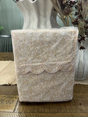 Teen Twin XL 300 Thread Count Scalloped Edge Ditsy Floral Sheet Set NEW - Image 1 of 4