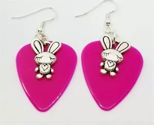 Hase mit Herz Anhänger Gitarre Plektrum Ohrringe - Wählen Sie Ihre Farbe - Bild 1 von 4