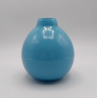 "Jarrón West Elm de vidrio azul opaco 5"" de alto ec" Foto 1 de 4