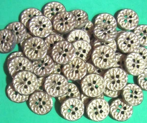(50) VINTAGE NEU UNBENUTZT 5/8" FLORAL GOLD METALL 4-LOCH KNÖPFE - X77 - Bild 1 von 2