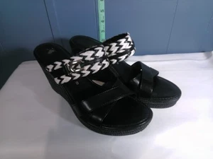 Ladies Italian Shoemaker Size 8 Black With A Black And White Band - Picture 1 of 13