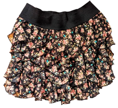 Minifalda Forever21 negra y floral con volantes/capas cintura elástica talla mediana Foto 1 de 4