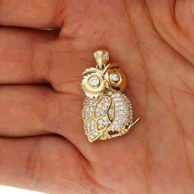 Colgante de búho de oro amarillo de 14 quilates con acento de piedra de 0,65 quilates Foto 1 de 4