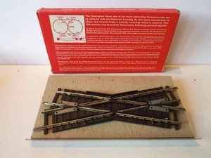 HORNBY DUBLO 2735 OO 2 RAIL DIAMOND CROSSING L/H BOXED (K103) - Foto 1 di 2