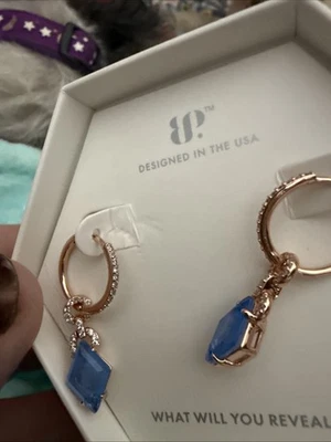 Brincos Bomb Party OG Quiet Confidence Lab Created quartzo azul oceano - Imagem 1 de 3