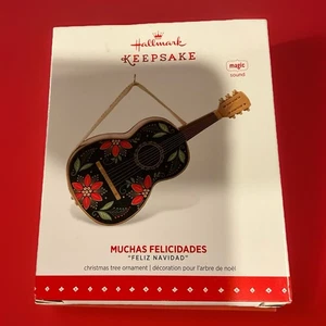 Hallmark Keepsake Ornament 2015 Gitarre Muchas Felicidades Feliz Navidad Sound - Bild 1 von 1