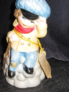 Campanella di Natale Jassco Merri 1978 Vintage Tiny -Tim Sitting On A Rock - Foto 1 di 10