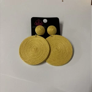 Paparazzi Earrings - Picture 1 of 1