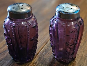 Vintage lila Amethyst Glas Salz & Pfefferstreuer Blumenmuster - Bild 1 von 6