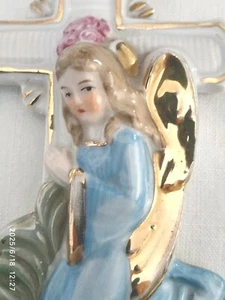 ACQUASANTIERA ANTICA PORCELLANA POLICROMA ORO ANGELO CROCEFISSO DEVOZIONE ARREDO - Picture 1 of 6