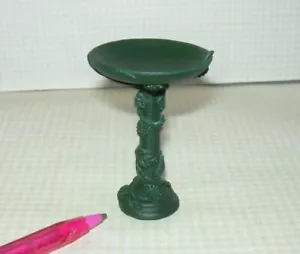 Bagno per uccellini in resina miniatura con design edera in rilievo (verde inglese): casa delle bambole 1:12 - Foto 1 di 1