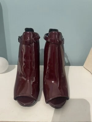 Botín para mujer Michael Michael Kors Lawson punta abierta charol Merlot talla 7 Foto 1 de 3