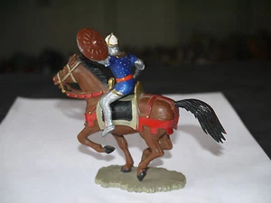 FIGURINE STARLUX MOYEN AGE CAVALIER BLEU ÉPÉE BOUCLIER ROND - Picture 1 of 2