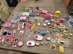 Barbie Muñeca Accesorios Lote Cocina Comida Casa Zapatos Teléfonos Bebé Lote3 - Imagen 1 de 17