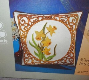 Vtg LeeWards Daffodil Flower Crewel Pillow Cover Kit 3 Embroidery Stitches NEW - Picture 1 of 7