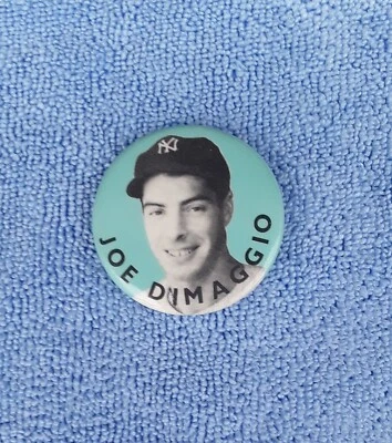 JOE DIMAGGIO NEW YORK YANKEES VINTAGE PIN, NEW CONDITION FROM THE 1980'S - Image 1 of 2