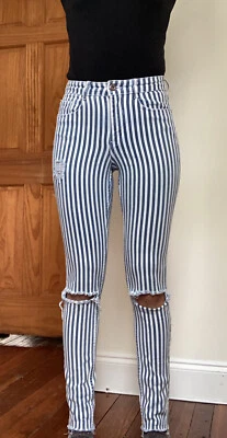 Pantalones desgastados a rayas azules y blancos marca Divided Foto 1 de 2