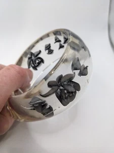 VINTAGE ROSEs REVERSE CARVED FLORAL LUCITE BANGLE - Picture 1 of 6
