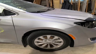 Guardabarros derecho pasajero compatible con 20-23 VOYAGER 3587725 Foto 1 de 4