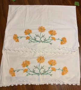 Vintage Kissenbezüge weiß bestickt Baumwolle mit orangefarbenem Blumenmuster & Jakobsmuschel - Bild 1 von 5