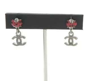 Orecchini pendenti CHANEL CC loghi coccinella smalto tono argento 06P autentici D-r015 - Foto 1 di 8