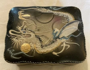 Caja de baratijas de cigarrillos porcelana con tapas de porcelana Moriage pintada a mano Japón - Imagen 1 de 11