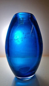 MDINA BLUE GREEN BARREL GLASS VASE HEIGHT 16CM X WIDTH 9CM SIGNED - Picture 1 of 7