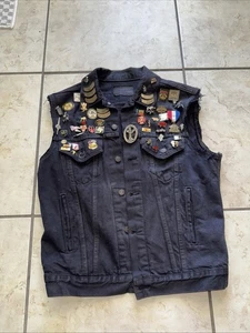 Levi’s Biker Black Men’s Denim Vest Jacket Size Medium  HD Motorcycle Pins Patch - Picture 1 of 8