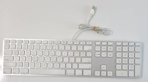 Apple A1243 Tastiera USB standard Mac cablata bianca con tastierino numerico 5V DC 1A - Foto 1 di 11