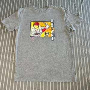 Shohei Ohtani, Los Angeles Angels Batting T-Shirt Illustrata, Nuova Era, Grigio S - Foto 1 di 4