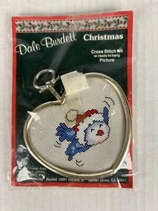 Dale Burdett Kreuzstich Set Weihnachten Bluebird Cottage Bild fertig zum Aufhängen - Bild 1 von 4