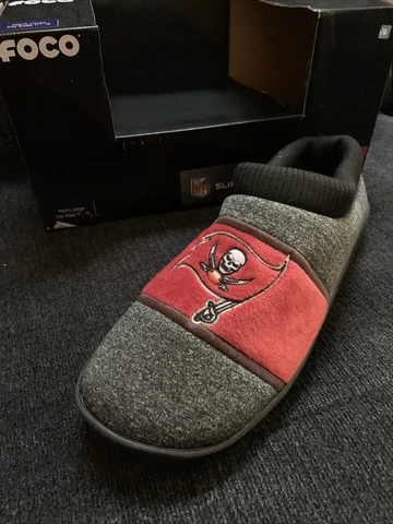 foco mens tampa bay NFL slipper size 11-12 Cover