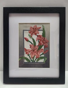 Handgefertigte Kreuzstich Lilie Blume, 9" mal 11" gerahmt und mattiert - Bild 1 von 5